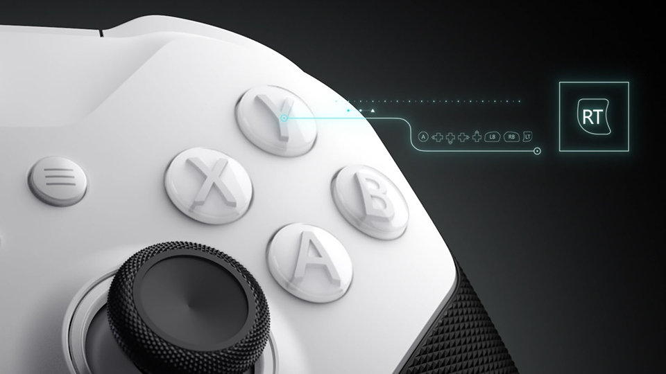 Gros plan de la manette sans fil XBOX Elite Series 2 – Core (en blanc) présentant le bouton permettant le remappage avec l’application Accessoires XBOX.