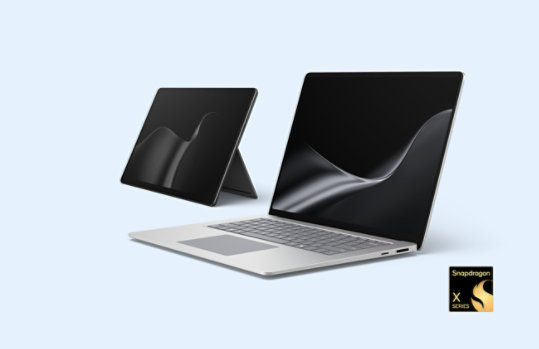 La última edición de los ordenadores Surface: un Surface Laptop en color platino y un Surface Pro en color negro.