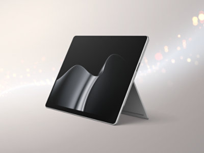 Schräge Vorderansicht eines Surface Pro in Platin. 