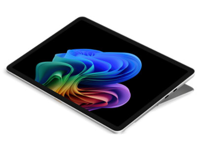 Une vue en angle d’une Surface Pro pour l’entreprise montre le support intégré légèrement engagé