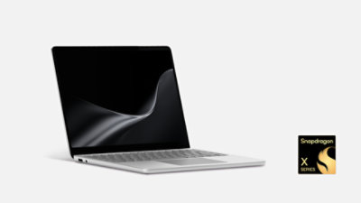 Una foto scattata da un'angolazione obliqua mostra un Surface Laptop, un PC Copilot+ da 13 pollici nel colore Platinum con il logo Snapdragon. 