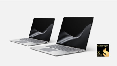 Zwei Surface-Laptops in Platin mit einem Snapdragon-Logo.