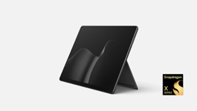 Ein Surface Pro 13-Zoll, (12. Edition) in Schwarz mit einem Snapdragon-Logo.