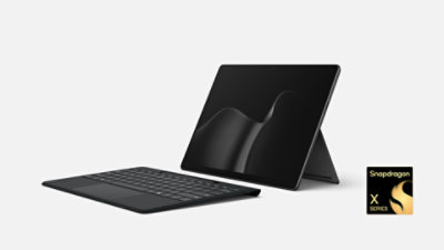 Un Surface Pro da 13 pollici (12ª generazione) con tastiera, colore nero, con il logo Snapdragon.