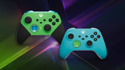 Un controller Xbox verde e uno turchese della collezione Xbox Design Lab. 