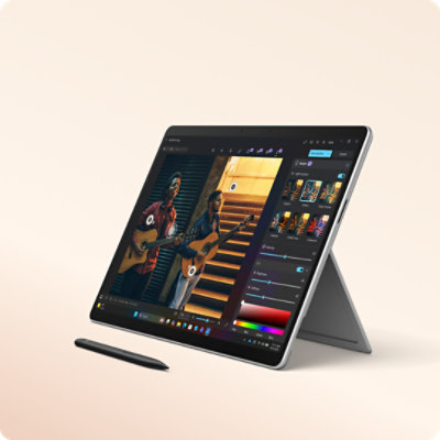 Een Slim Pen en een Surface Pro voor zakelijk gebruik met de ingebouwde standaard ingeschakeld.
