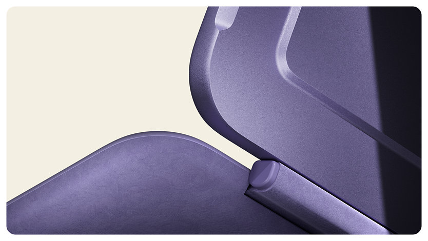 Gros plan de la charnière d’une Clavier pour Surface Pro 12 pouces de couleur Violet reliée à un Surface Pro de couleur Violet.