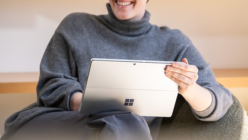 Bild einer Frau, die mit einem Surface Tablet arbeitet.
