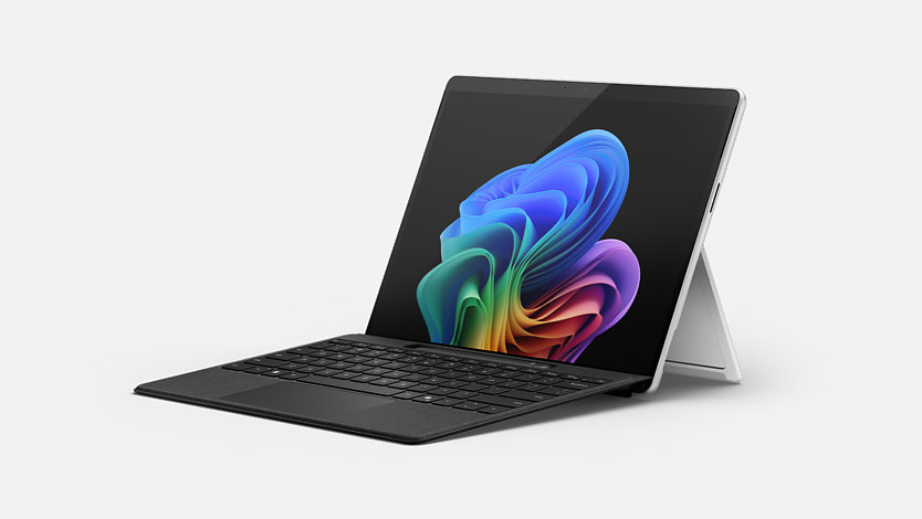 Ein Surface Pro mit einer Surface Pro Flex-Tastatur mit Stiftablage.
