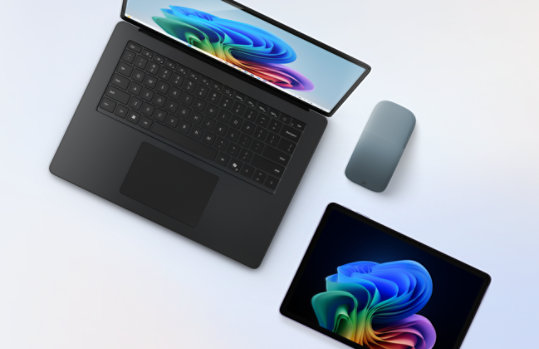 Een zwarte Surface Laptop met een platina Surface Pro en een Ocean Arc Mouse.