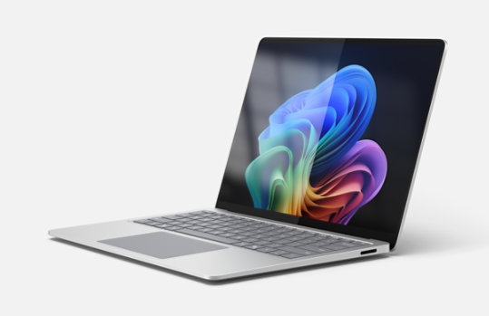 Un Surface Laptop pour les entreprises est ouvert, montrant l’écran antireflet.