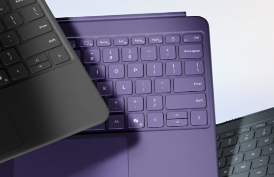 Le Clavier pour Surface Pro 12 pouces en trois versions de couleur différentes : ardoise, violet et océan.