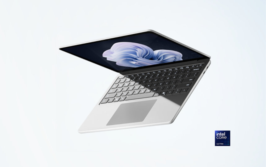 Intel® プロセッサを搭載したプラチナの 13 インチ法人向け Surface Laptop が斜めに浮かんでいる。