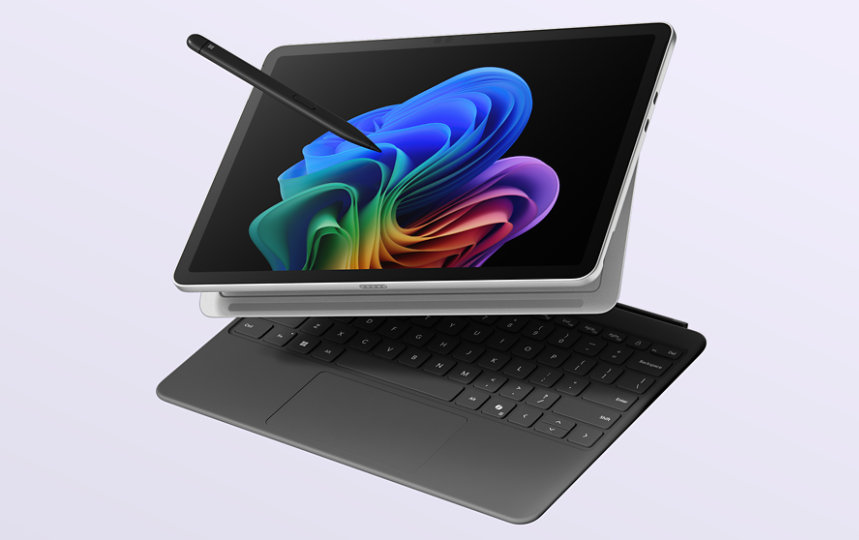 En Surface Slim Pen peger mod en skiferfarvet Surface Pro, som er afbildet svævende over en platinfarvet Surface Pro Keyboard, til 12 tommer.