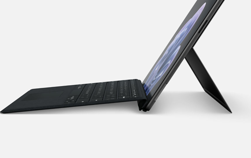 Surface デバイスに装着された、ペン収納部を内蔵した法人向け Surface Pro キーボード。