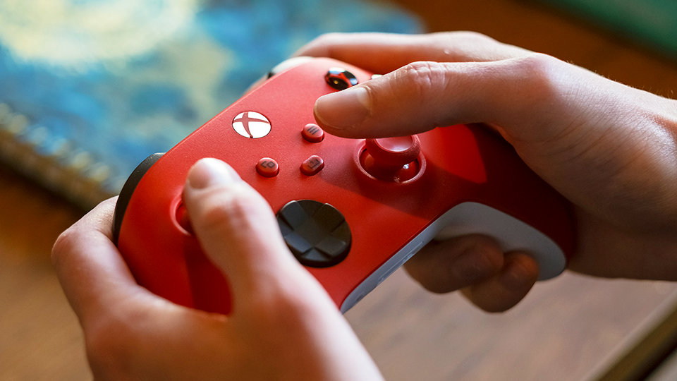 Vista desde arriba de una persona sujetando el Mando inalámbrico XBOX