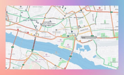 Mapa estilizado del centro de Londres que muestra carreteras, río y varios puntos de interés con líneas de transporte.