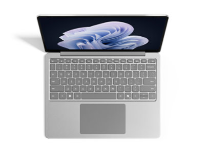 斜めから見たプラチナの 13 インチ Surface Laptop。 