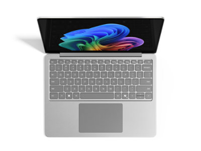 Bovenaanzicht van een Surface Laptop voor zakelijk gebruik van 13 inch in de kleur Platina.