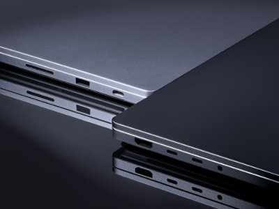 Vue rapprochée des ports de deux appareils Surface Laptop Ultra pour les entreprises.